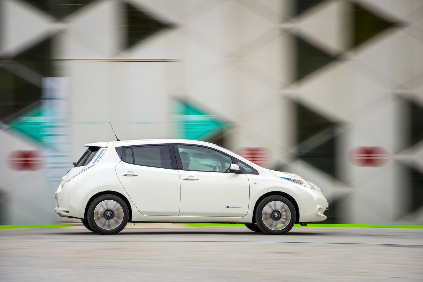 Naujasis „Nissan Leaf“ turi tokio pat dydžio, bet gerokai talpesnę, naujos technologijos bateriją.<br>Gamintojo nuotr.