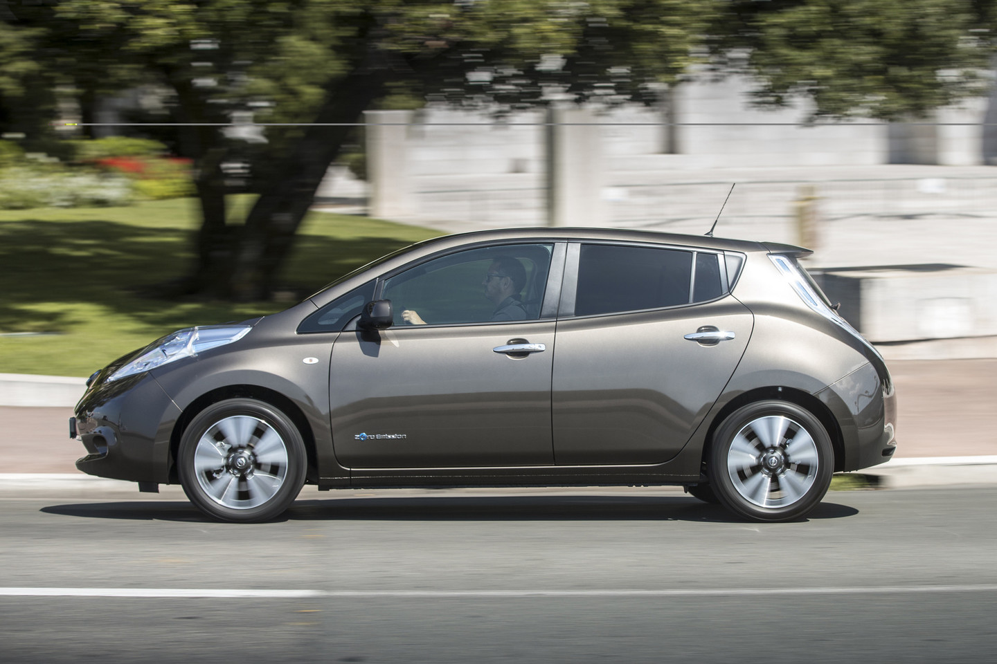 Naujasis „Nissan Leaf“ turi tokio pat dydžio, bet gerokai talpesnę, naujos technologijos bateriją.<br>Gamintojo nuotr.