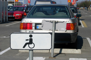 Stovėjimo vieta su neįgaliųjų ženklu vis dar vilioja vairuotojus
