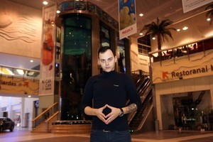 Mago Nicholo Kin atliekamas triukas: atrodys, kad plyš kojos