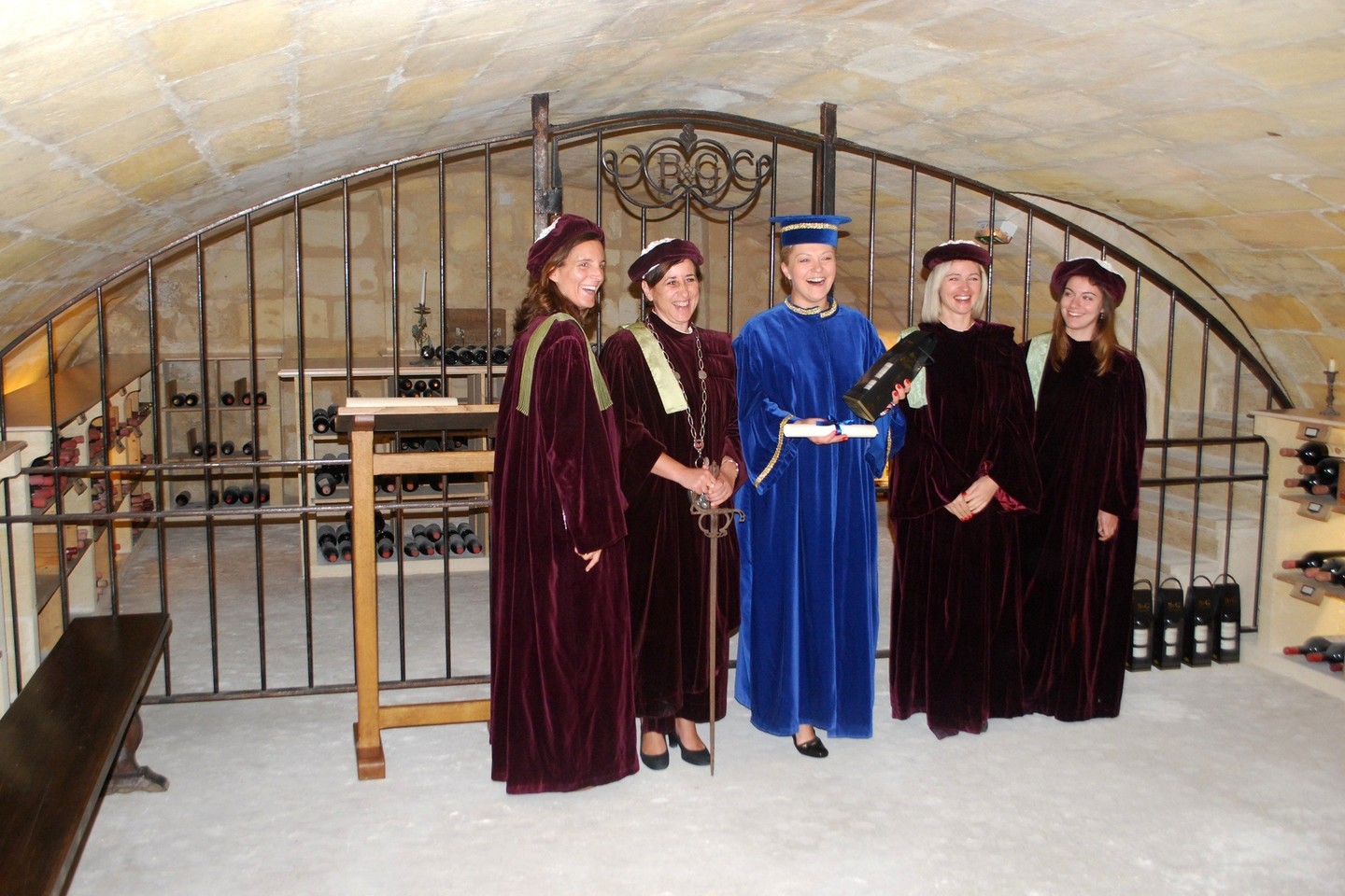 A.Grigaliūnienei ir kitiems kursų klaustyojams buvo įteiktas simbolinis „Chateau Magnol“ vyno ir maisto derinimo akademijos diplomas.<br>A.Merkienės nuotr.