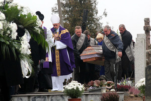 Kražiai atsisveikina su žiauraus žudiko aukomis