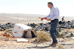 Įtarimai dėl bombos orlaivyje sprogdina valstybių santykius