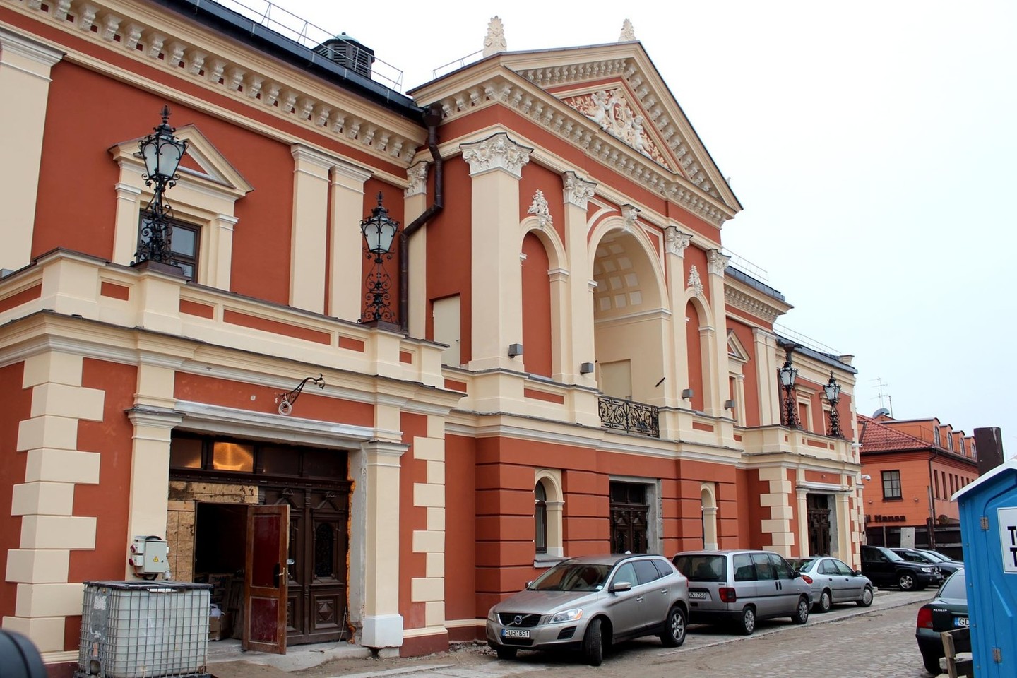 Klaipėdos dramos teatro fasadai tviska.