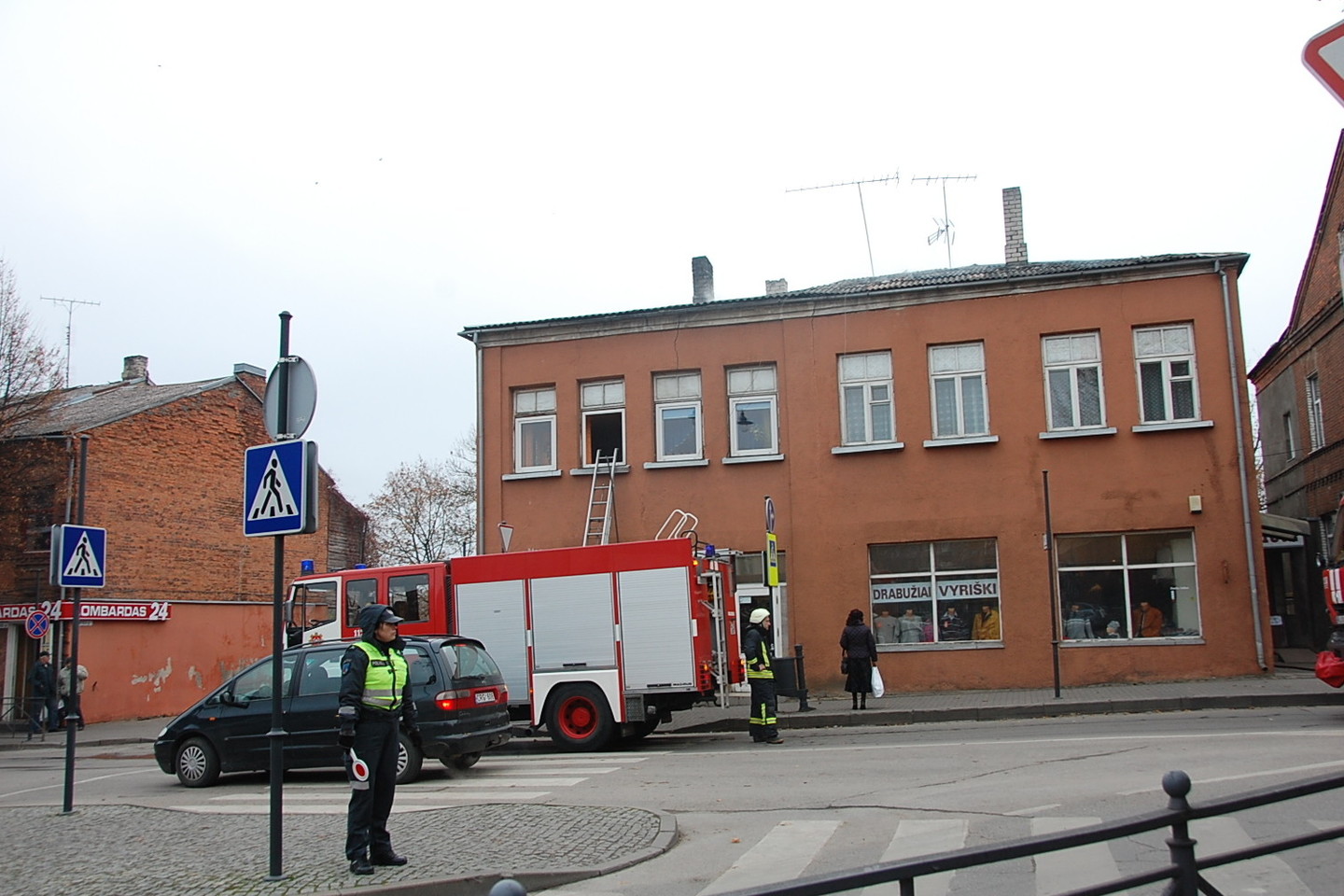 Gaisrą ugniagesiai malšino kelias valandas.