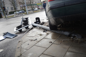 Kaune BMW vairuotojas nulaužė šviesoforą ir paspruko