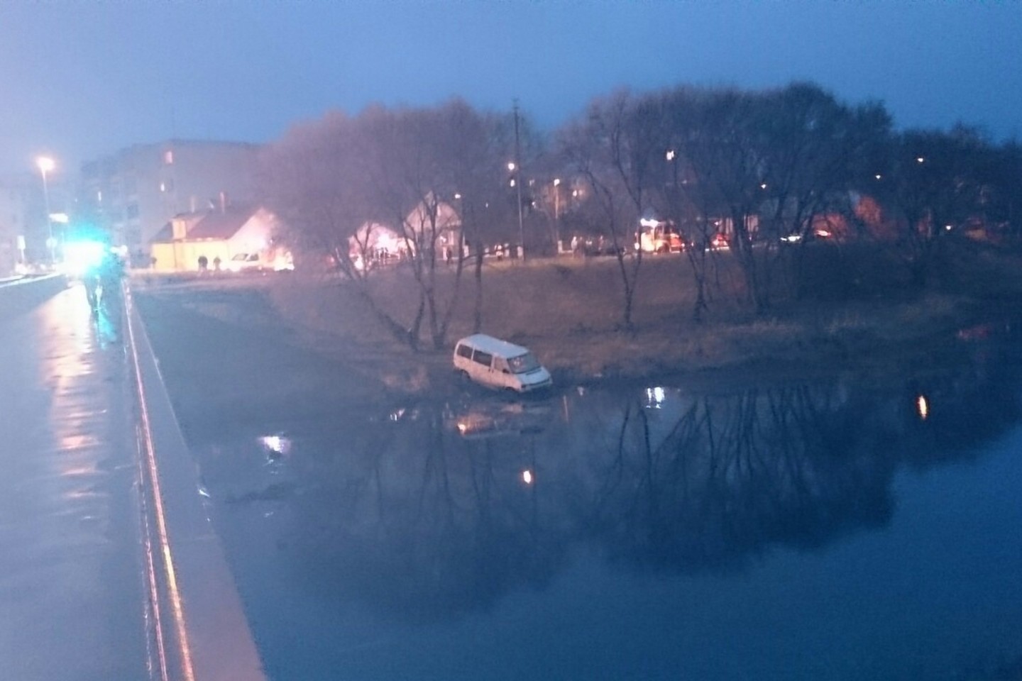 Pasvalyje sekmadienį per avariją į Lėvenį įvažiavo mikroautobusas, aukų išvengta.<br>L.Grabytės nuotr.