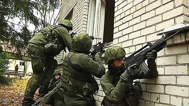 Raudonasis pavojaus lygis Vilniuje: kariai šturmuoja pastatą