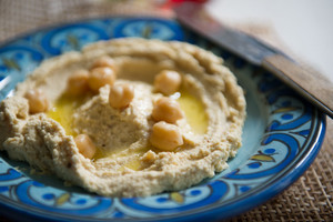 Perkate humusą? Susigėsite sužinoję, kaip paprasta jį pagaminti