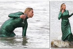 Kate Moss svirduliavo įbridusi į Temzės upę