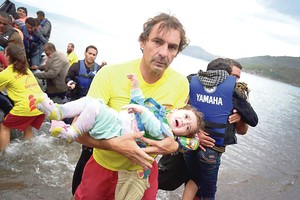 Skęstančius migrantus gelbėja ir savanoriai