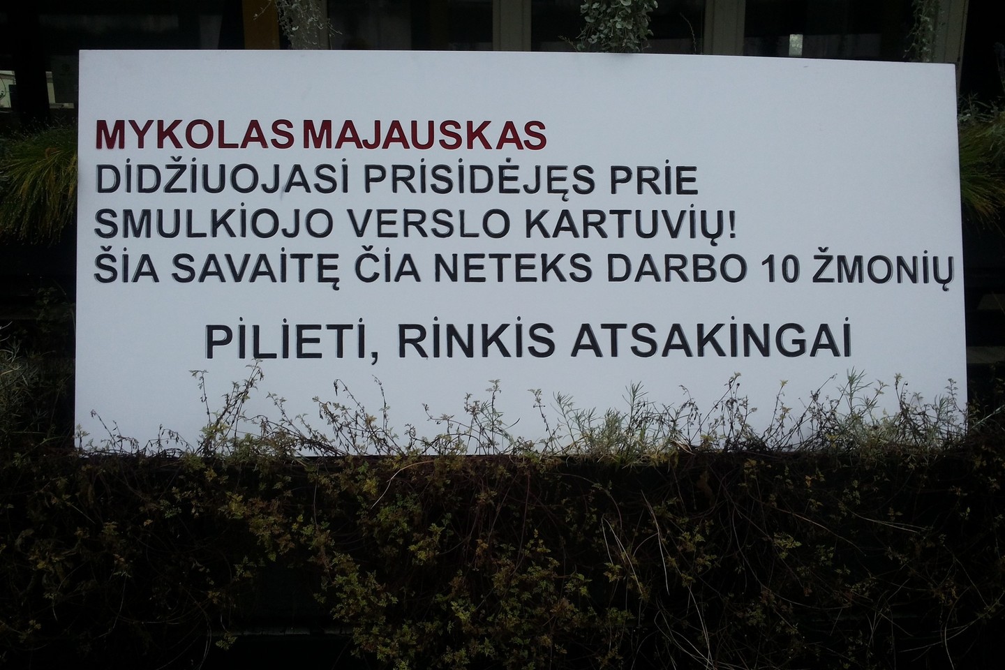 Šalia kavinės pastatytas ir plakatas.
