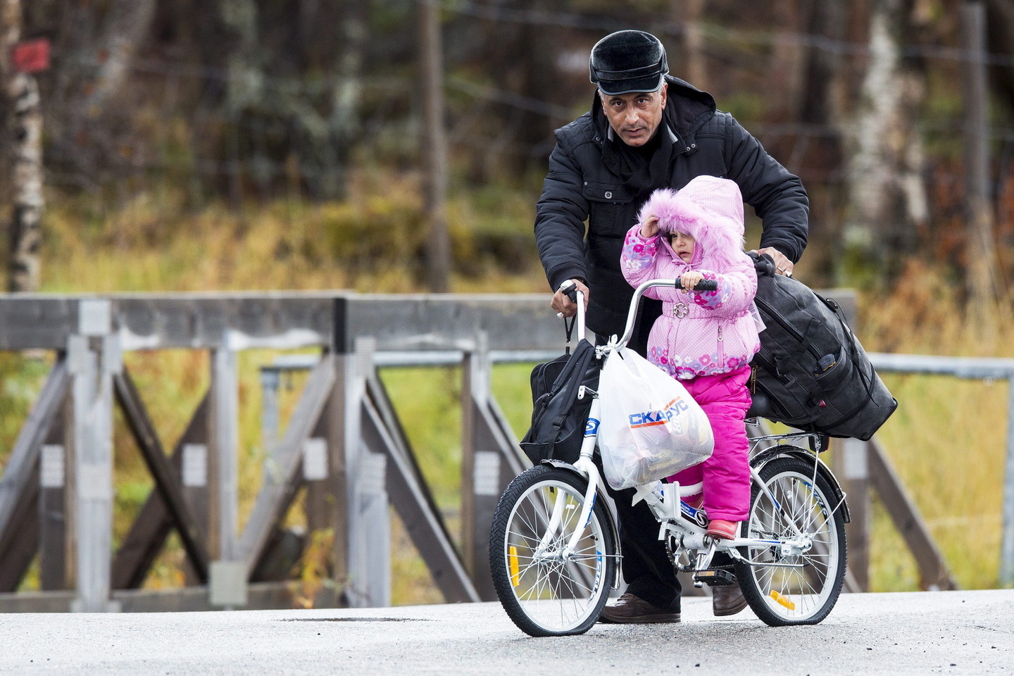 Migrantai iš Rusijos į Norvegiją plūsta ant dviračių – kitaip neleidžia abiejų šalių įstatymai.<br>„Reuters“/“Scanpix“ nuotr.