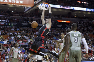 Jonas Valančiūnas siautė du kėlinius, o „Raptors“ vėl pralaimėjo