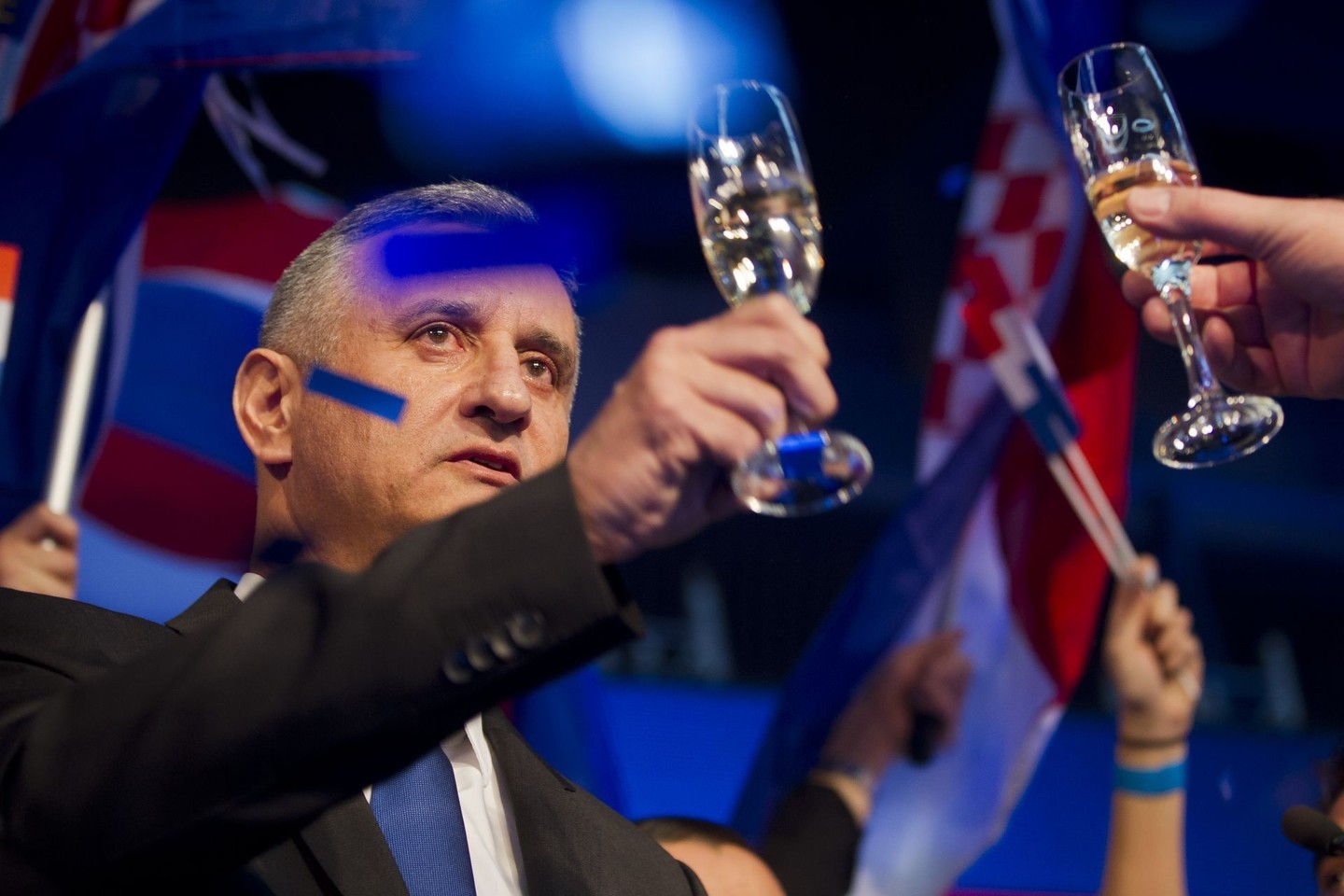 Opozicijos lyderis Tomislavas Karamarko džiaugiasi pergale.
