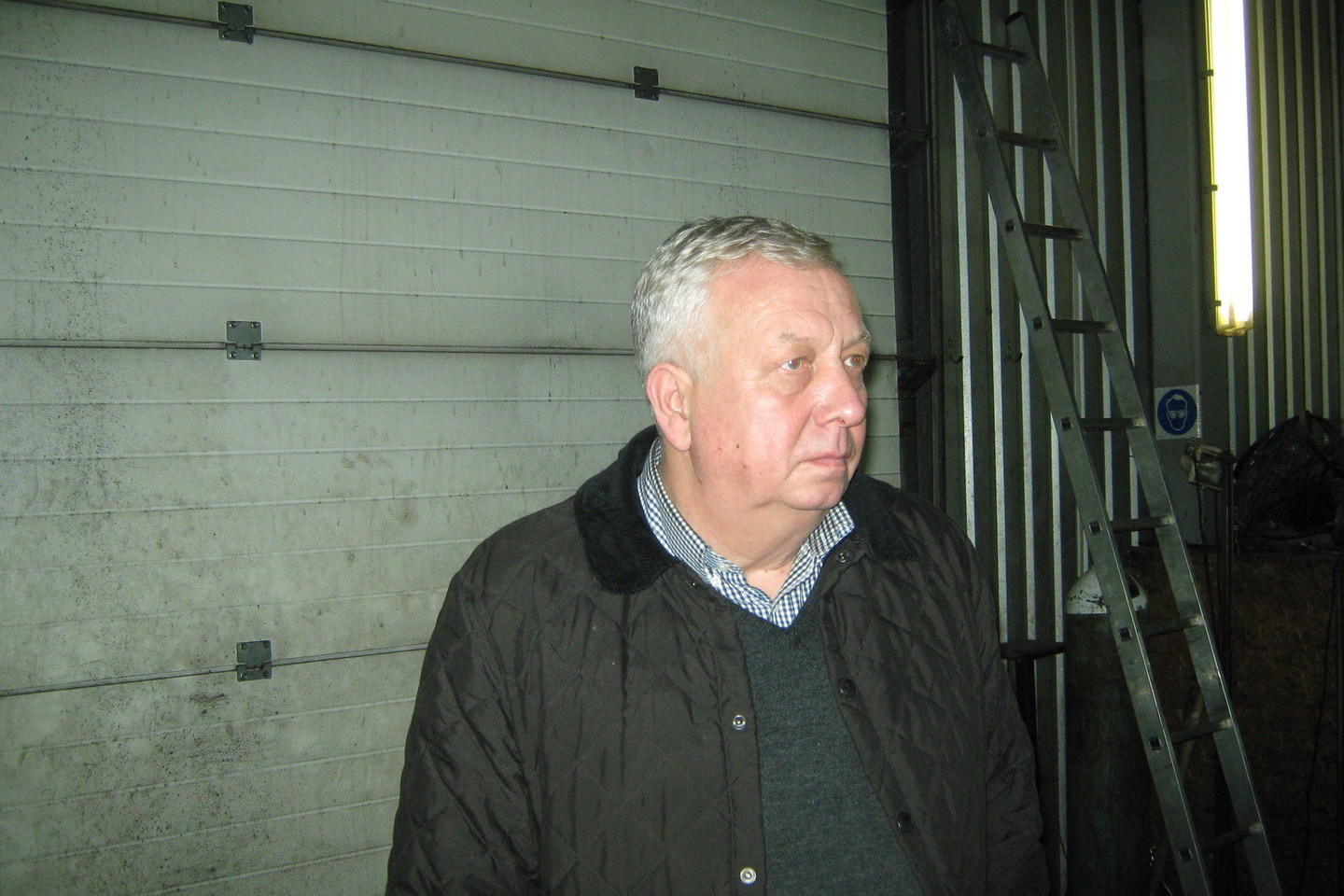 Autoserviso savininkas J.Stražnickas: „Marijampoliečiai renkasi vis kokybiškesnes padangas.“<br>L.Juodzevičienės nuotr.