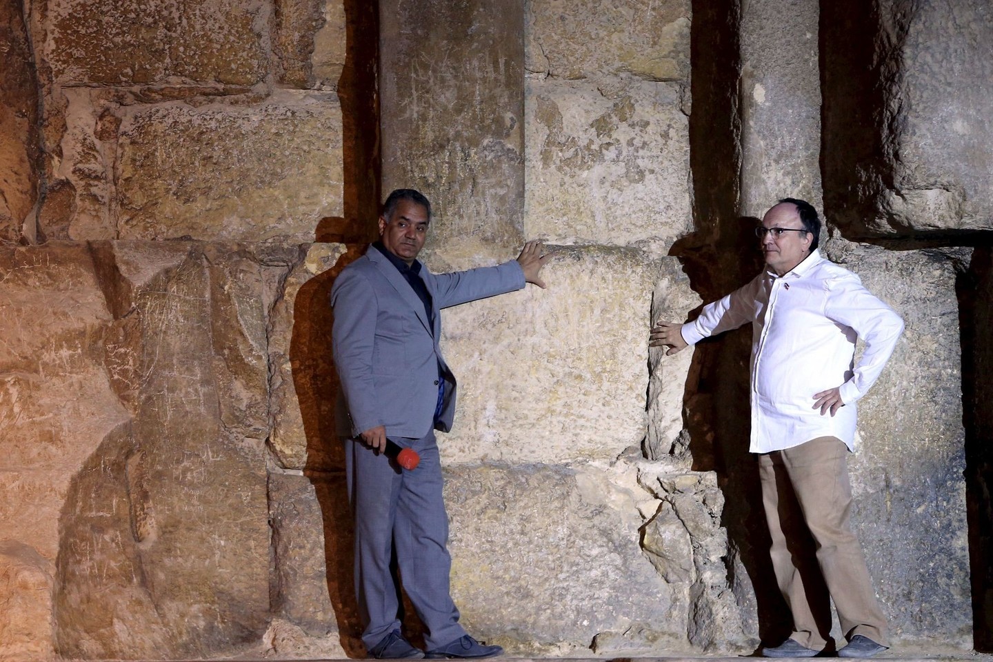 Tyrimo rezultatus Egipto senojo paveldo ministras M.al-Damatis (k.) pristatė pirmadienį.<br>Reuters/Scanpix nuotr.