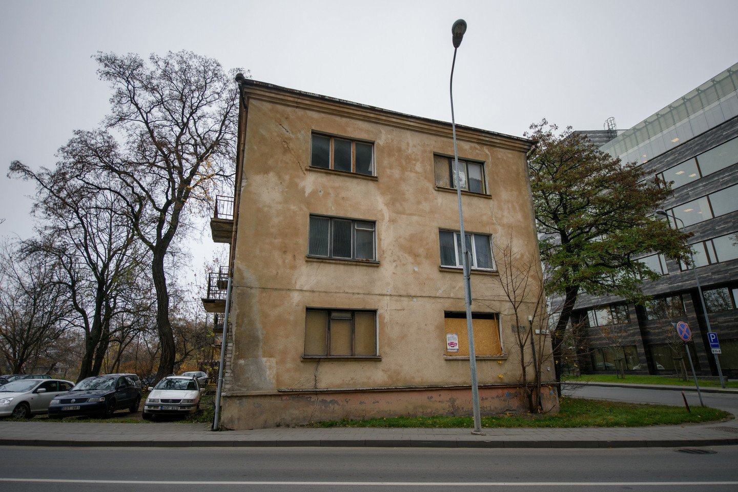 Pastatas vaiduoklis jau seniai stūkso Vilniaus savivaldybės pašonėje.<br>D.Umbraso nuotr.