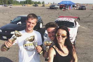 Į lenktynes merginas vilioja per jų vaikinus