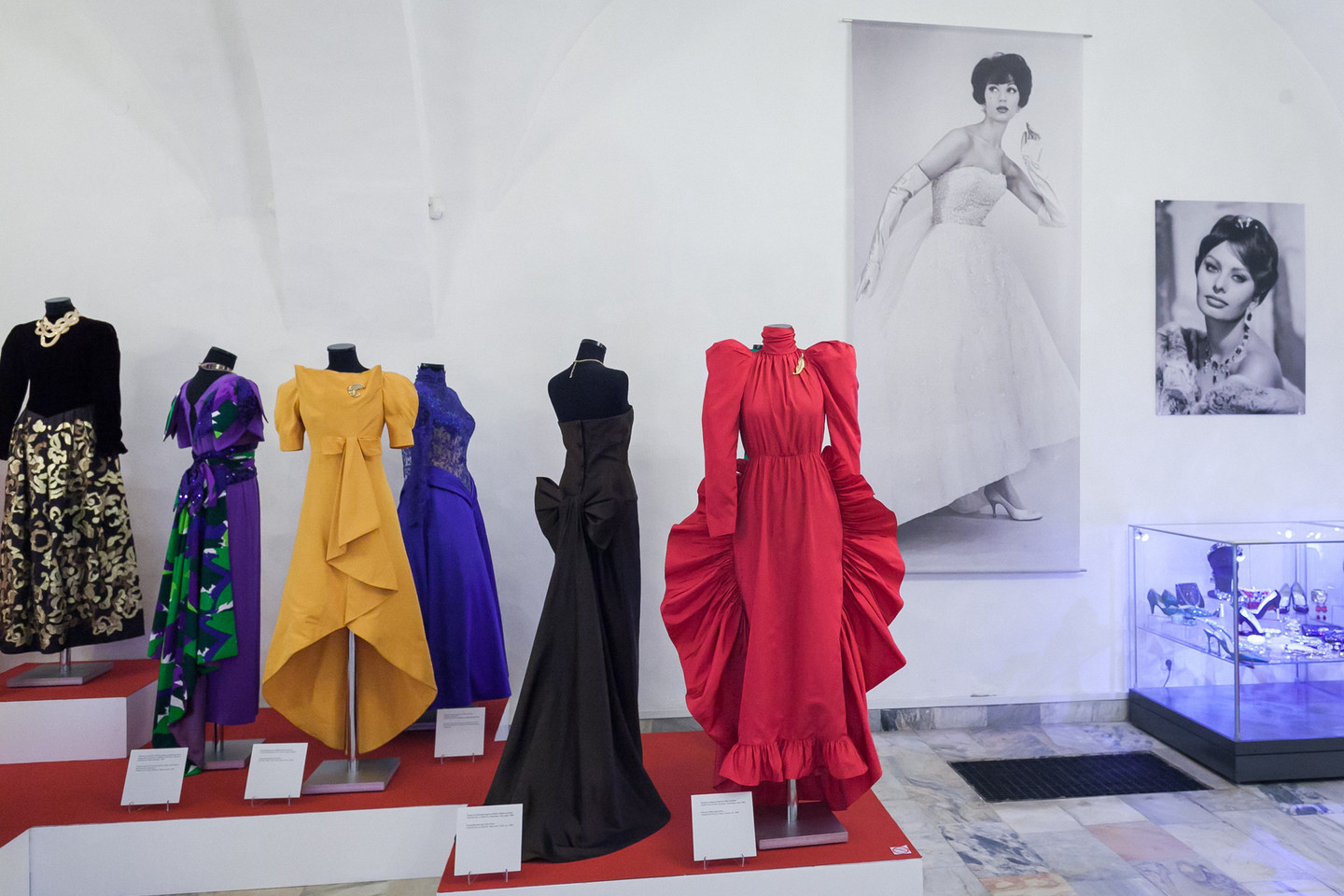 Suknelės iš mados istoriko A.Vasiljevo kolekcijos.<br>M.Ambrazo (ELTA) nuotr.