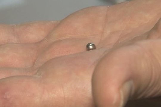 Paauglių mada: magnetukais klijuoja žarnas