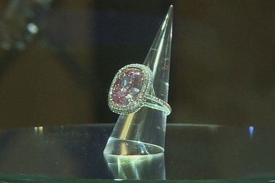 Rožinis deimantas aukcione parduotas už rekordinę sumą
