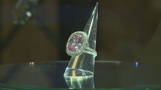 Rožinis deimantas aukcione parduotas už rekordinę sumą