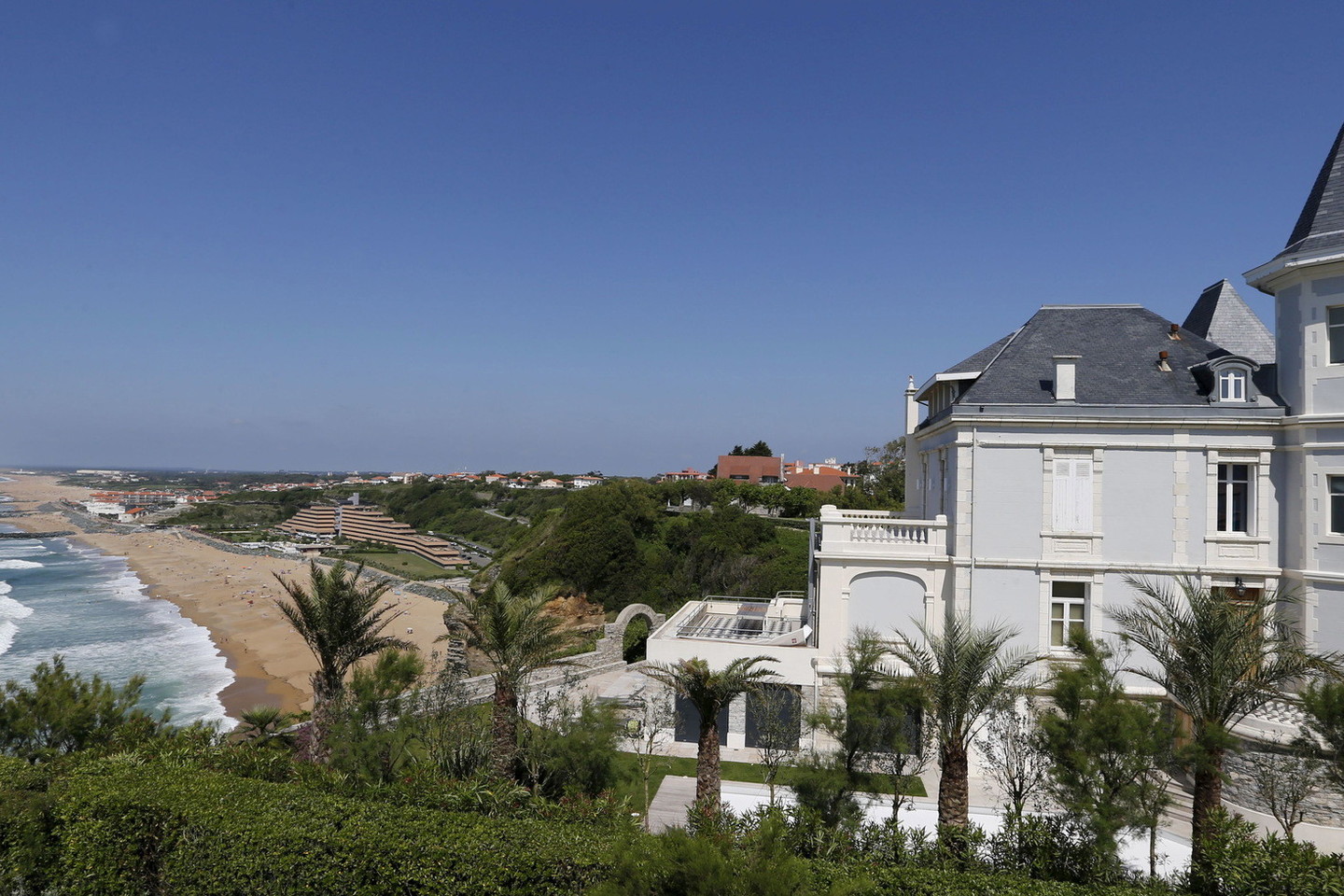 K.Tichonovai ir K.Šamalovui taip pat priklauso 3,4 mln. eurų vertės pajūrio vila Bjarico kurorte Prancūzijoje.<br>„Reuters“/“Scanpix“ nuotr.