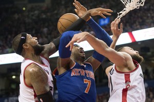 Jonas Valančiūnas pranoko K. Porzingį, bet „Raptors“ krito namie