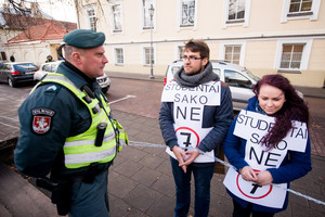 Studentų rankas sukaustė grandinės: grasina masiniais protestais