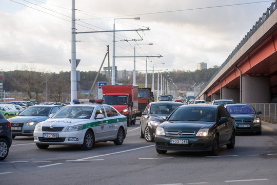 Savanorių žiede Vilniuje susidūrė du automobiliai