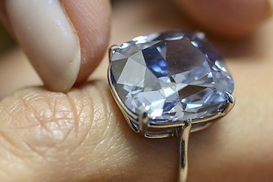 Tėvas 7 metų dukrai padovanojo 48 mln. dolerių vertės deimantą