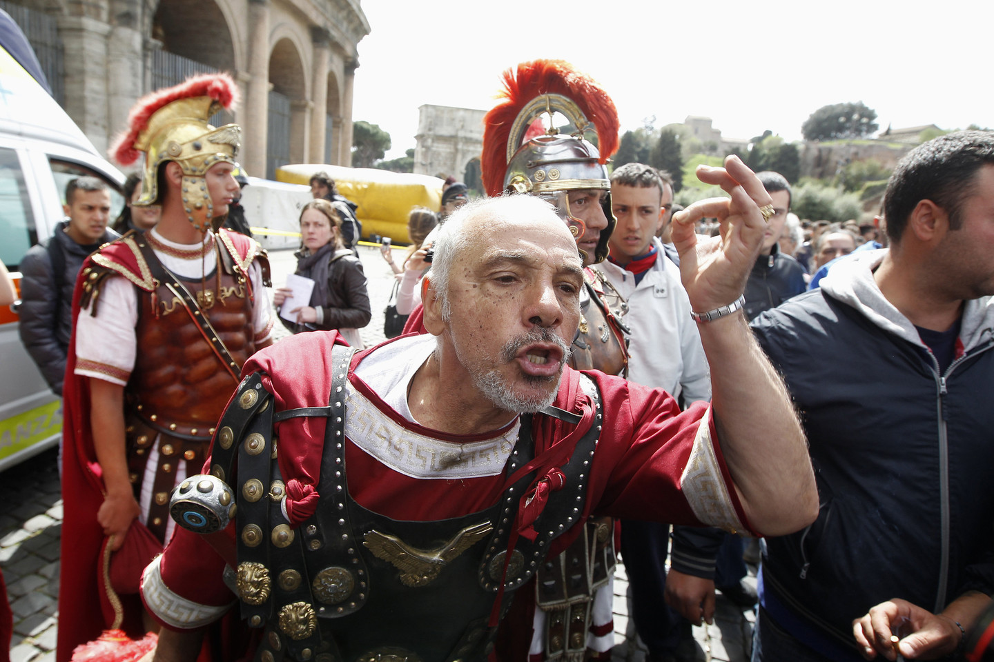 Romos kariais persirengė įkyruoliai iš turistų per mėnesį užsidirba iki 12 tūkst. eurų.<br>„Reuters“/“Scanpix“ nuotr.