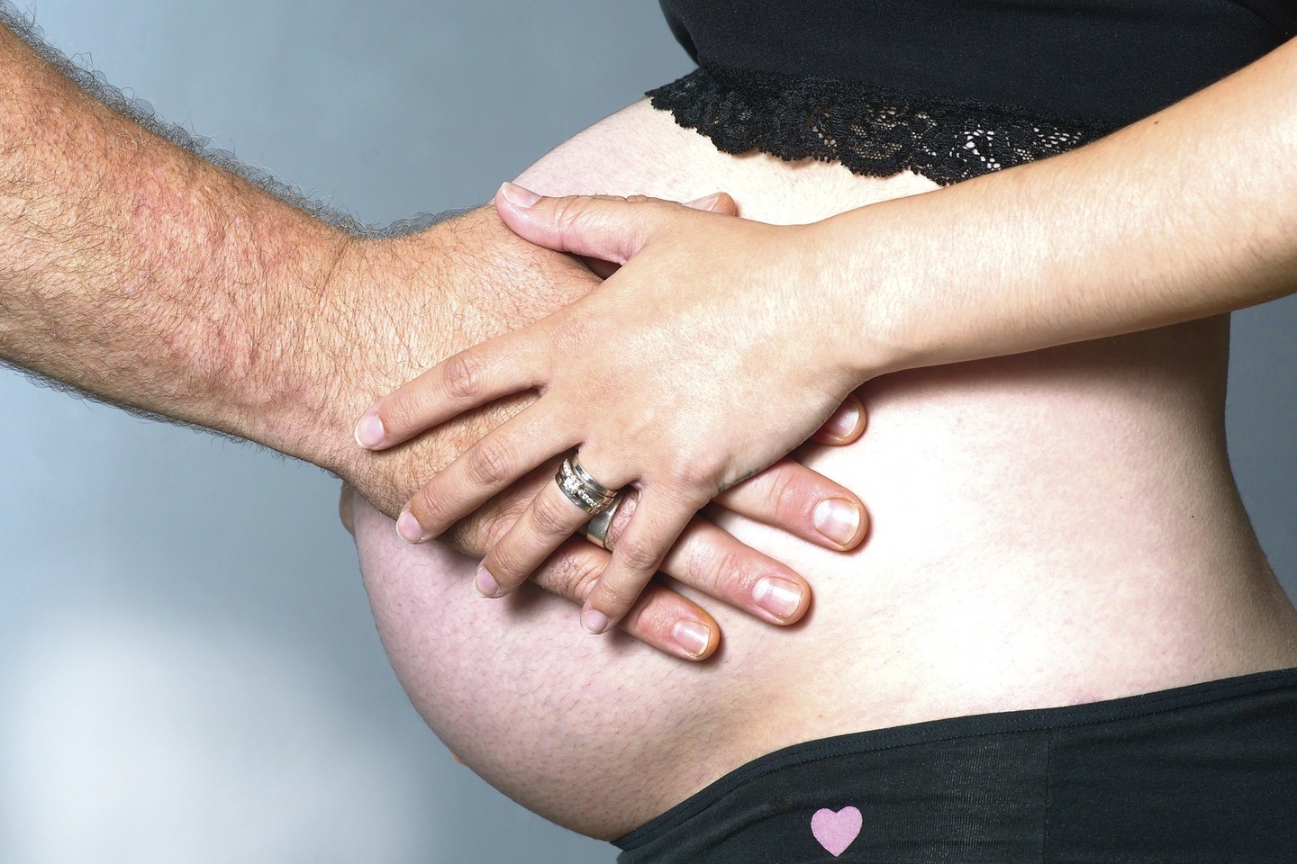 Jau aštuntą nėštumo mėnesį embrionas pradeda reaguoti į prisilietimo dirgiklius.<br>123rf nuotr.