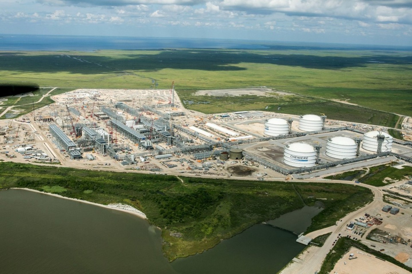 „Chinerie“ pastatė pirmąjį suskystintų gamtinių dujų eksporto terminalą, iš kurio pirmas krovinys pajudės kitų metų pradžioje. Lietuva siekia būti jo pirkėja.