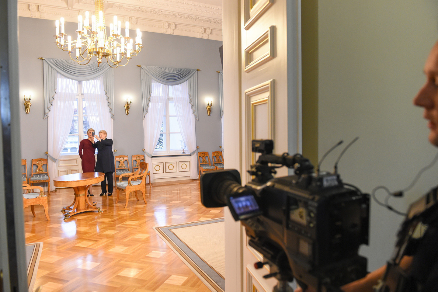 Prezidentė Dalia Grybauskaitė atskleidė asmenukių darymo paslaptis televizijos laidų vedėjai Rasai Tapinienei.