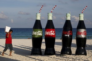 Kodėl „Coca-Cola“ išvalo vamzdžius, dėmes ir rūdis?