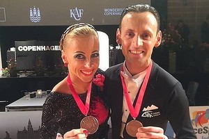 Sportiniai šokiai – sportas, pavojingesnis už futbolą ir regbį