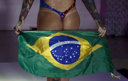 Savo užpakaliukus demonstravo 15 brazilių.<br>AFP nuotr.