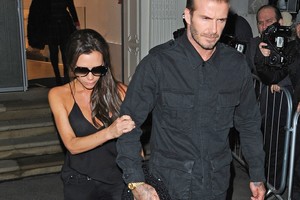 Victoria Beckham prabilo apie skandalingą šlapią dėmę ant kelnių