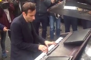 Veria širdį – 100 žmonių žūties vietoje sugrojo legendinę dainą