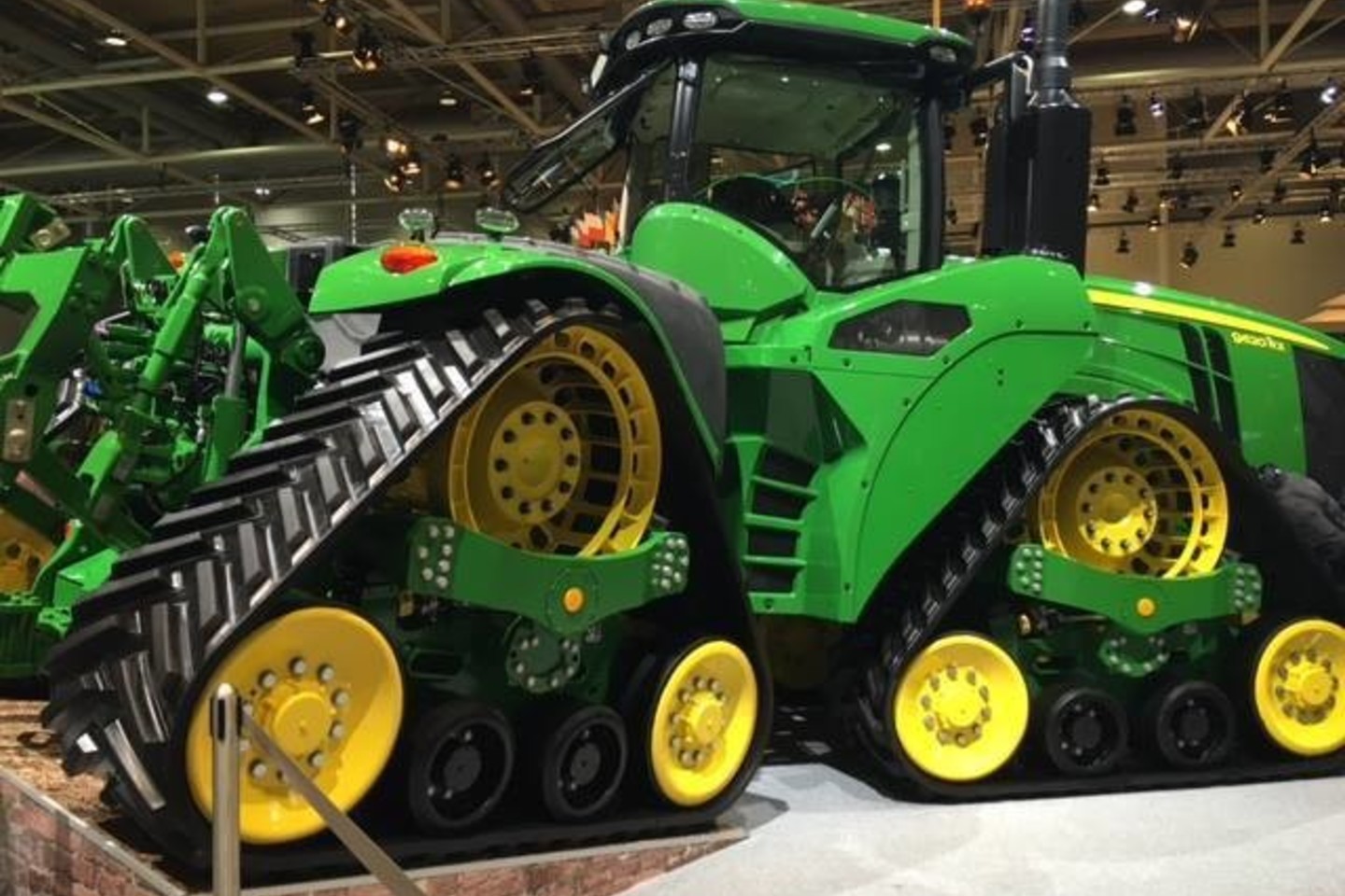 Gamintojas „John Deere“ į parodą atgabeno ateities techniką – ypač galingą vikšrinį traktorių ir išmanųjį purkštuvą.<br>Parodos dalyvių nuotr.