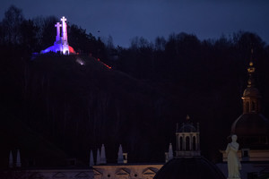 Trijų kryžių kalnas nušvito Prancūzijos vėliavos spalvomis