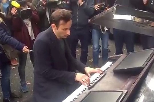 Veria širdį – 100 žmonių žūties vietoje sugrojo legendinę dainą