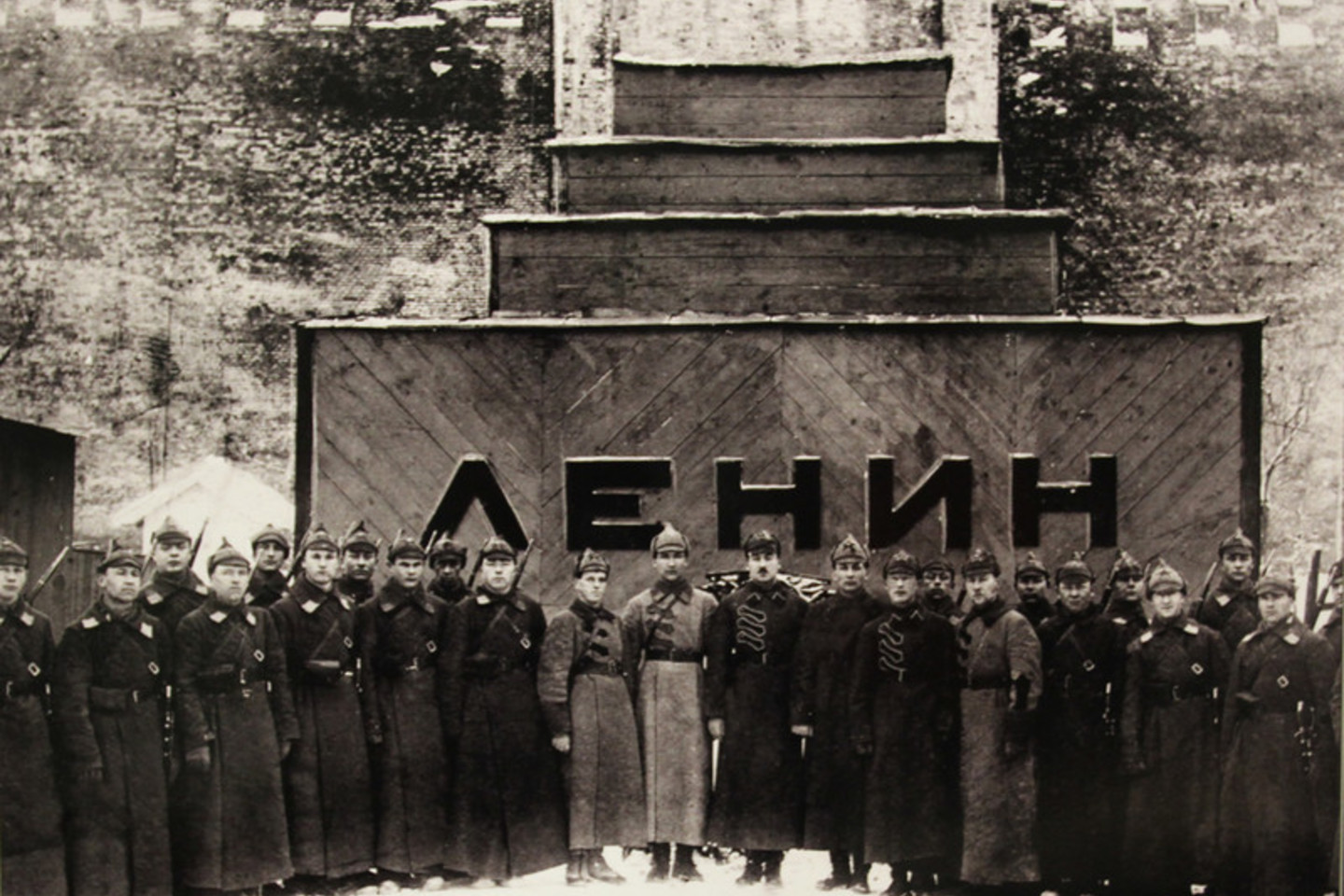 Pirmasis medinis Lenino mauzoliejus. 1924 m. sausis.