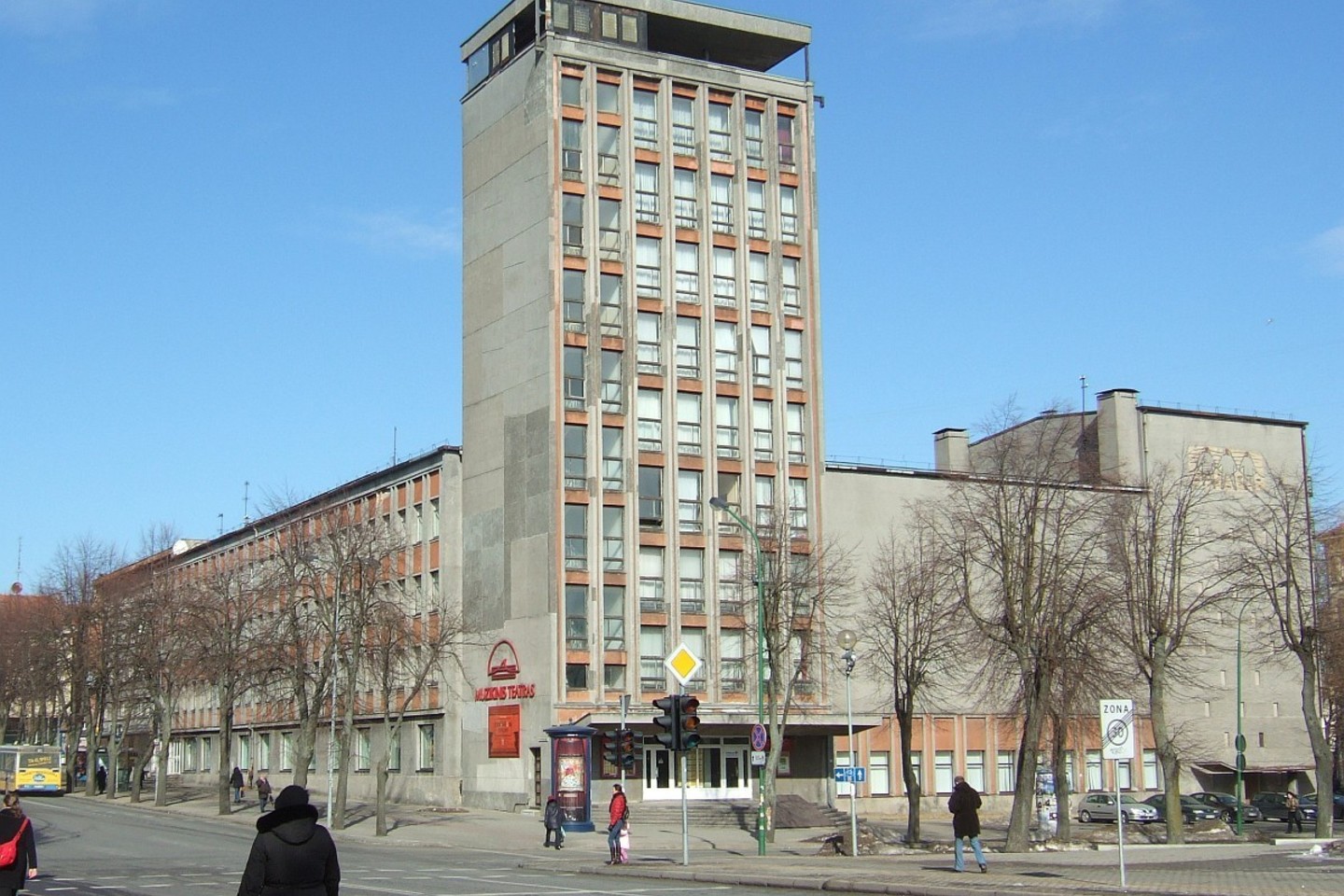 Steigiant Klaipėdos muzikinį teatrą anuometinės valdžios jam buvo numatytas aukšto muzikinio profesionalumo siekis, pagrindinių uostamiesčio muzikinių kolektyvų – simfoninio orkestro, baleto trupės, choro ir profesionalių dainininkų – veiklos koordinavimas, sklaida ir ugdymas.