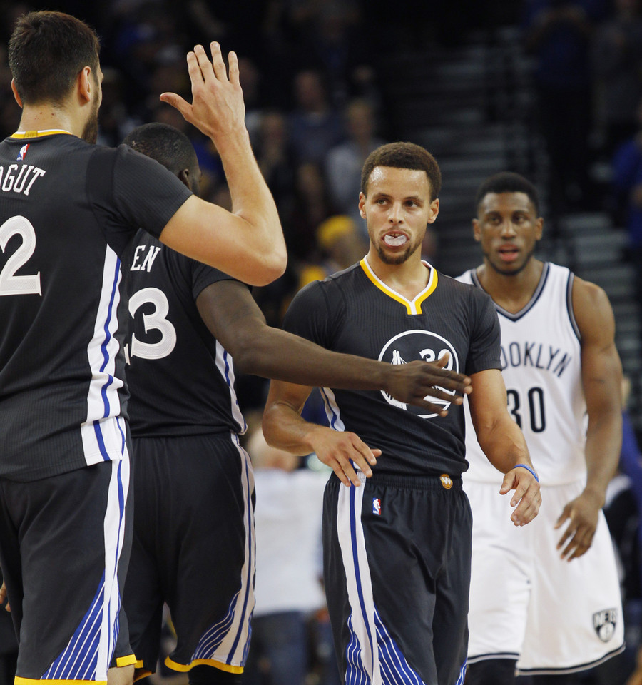 „Warriors“ krepšininkai iškovojo 11 pergalę NBA pirmenybėse, po pratęsimo įveikę „Brooklyn Nets“.