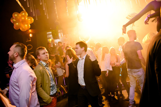 Šampano burbuliukų įkvėptos linksmybės Vilniaus naktiniame klube Mojo Lounge.<br>T.Petrovskio nuotr.