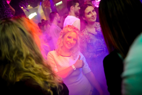 Šampano burbuliukų įkvėptos linksmybės Vilniaus naktiniame klube Mojo Lounge.<br>T.Petrovskio nuotr.