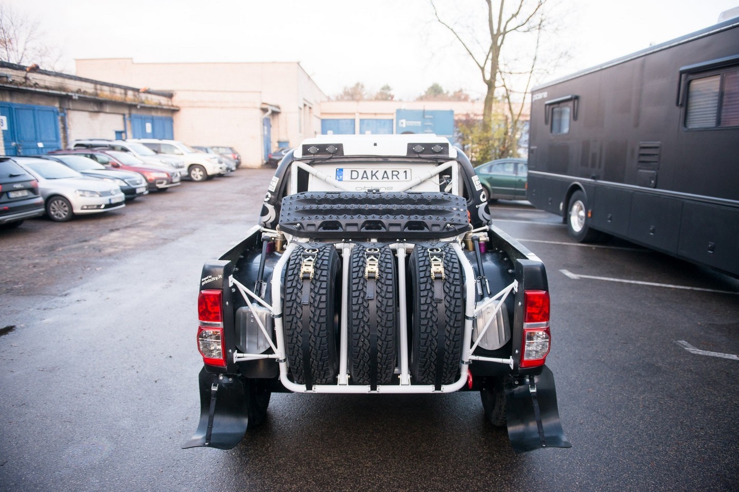 Pirmoji „Toyota Hilux“ stotelė pakeliu į Pietų Ameriką – Klaipėdos jūrų uostas.<br>Justino Stacevičiaus nuotr.